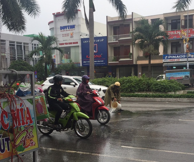 Nhiều người dân cảm kích dừng xe sau hành động đẹp của CSGT Đà Nẵng giữa cơn mưa - Ảnh 3.