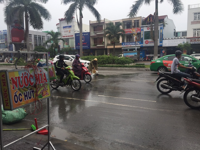 Nhiều người dân cảm kích dừng xe sau hành động đẹp của CSGT Đà Nẵng giữa cơn mưa - Ảnh 4.