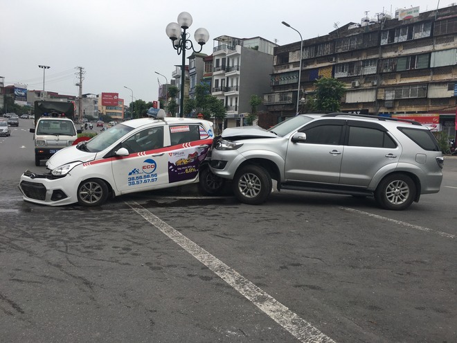 Hà Nội: Xe ô tô Fortuner tông hàng loạt phương tiện, 3 người bị thương - Ảnh 1.