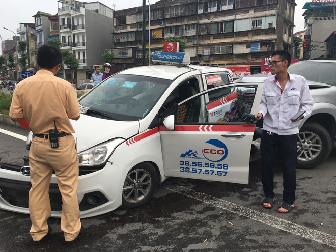 Hà Nội: Xe ô tô Fortuner tông hàng loạt phương tiện, 3 người bị thương - Ảnh 4.