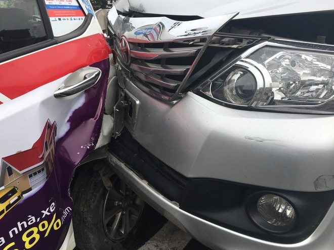 Hà Nội: Xe ô tô Fortuner tông hàng loạt phương tiện, 3 người bị thương - Ảnh 6.