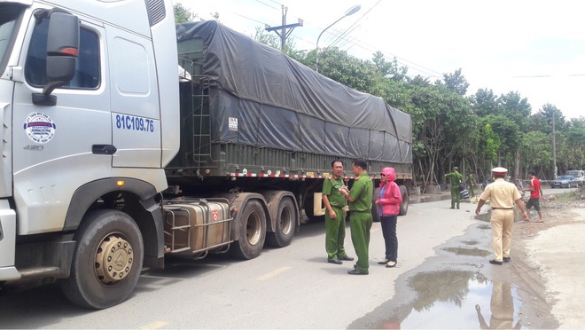 Sụp ổ gà, nữ sinh lớp 12 bị container cán chết trên đường đi học - Ảnh 1.