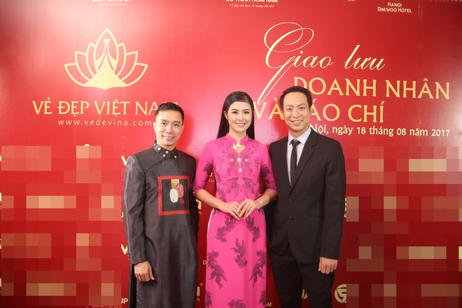Hoa hậu Ngọc Hân mặc áo dài dát vàng 9999 - Ảnh 10.