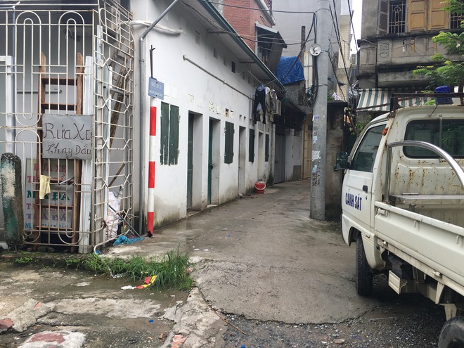 Con ngõ dân vào căn nhà xảy ra vụ cháy ở Xuân Đỉnh, Hà Nội.