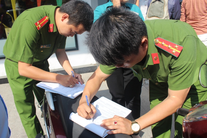 Người đàn ông ngoại quốc xé niêm phong ô tô khi ông Đoàn Ngọc Hải chỉ đạo xử lý - Ảnh 4.