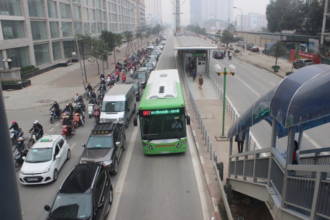 Hàng trăm ôtô nhường đường cho buýt nhanh sau kỳ nghỉ lễ - Ảnh 3.