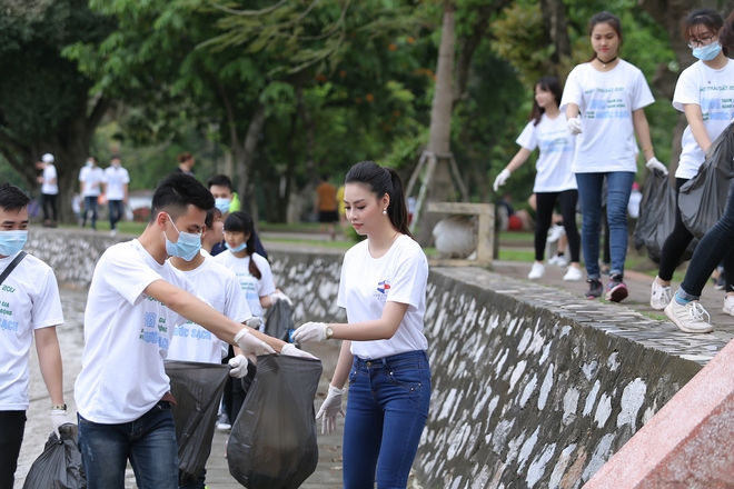 Hoa hậu Biển Phạm Thùy Trang dọn rác trong công viên - Ảnh 3.