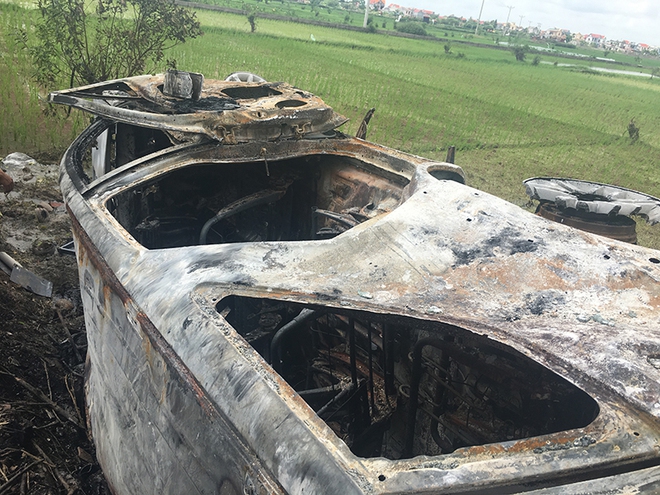 Cận cảnh chiếc ô tô Toyota Fortuner bị đốt ở Hải Dương - Ảnh 7.