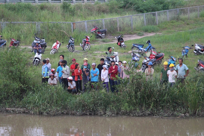 Người nhái nhiều giờ lặn tìm thi thể thiếu niên mất tích trên sông - Ảnh 1.