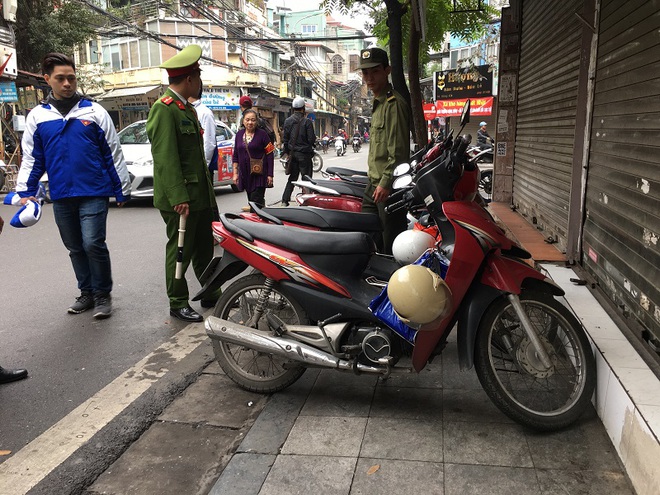 Những hình ảnh lạ lẫm ngày đầu ra quân dẹp vỉa hè ở Hà Nội - Ảnh 2.