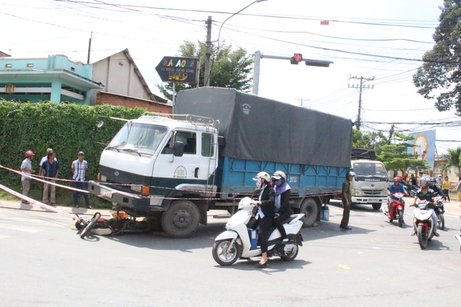 Chở cháu đi học, hai ông cháu bị xe tải cán chết thương tâm - Ảnh 2.