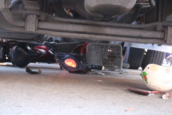 15 phút, hai vụ tai nạn nghiêm trọng khiến 2 cặp mẹ con bị xe container và xe tải kéo lê - Ảnh 1.