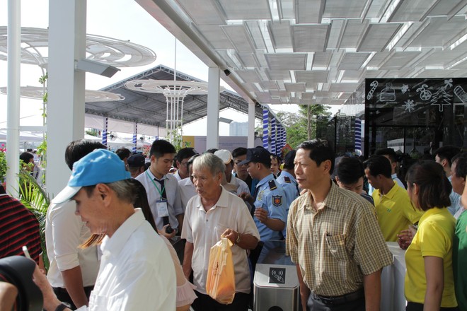 Hàng trăm người dân háo hức đi tuyến buýt đường thủy đầu tiên ở TP HCM - Ảnh 6.