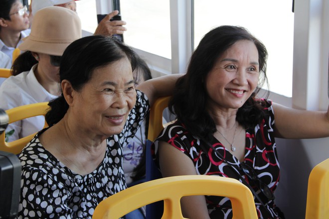 Hàng trăm người dân háo hức đi tuyến buýt đường thủy đầu tiên ở TP HCM - Ảnh 8.