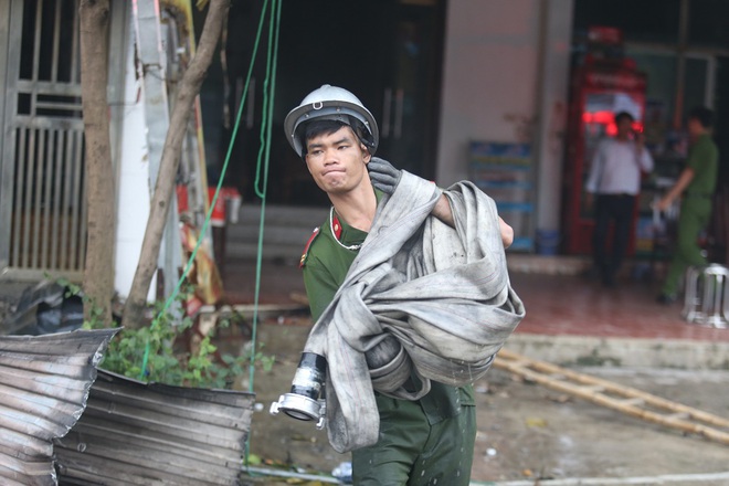 Lực lượng PCCC đã huy động phương tiện và 100 chiến sĩ tham gia chữa cháy ở Xuân Mai.