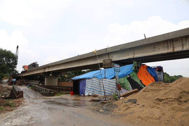 Hà Nội: Nhà dân gần cầu đang xây bị lún, nứt, ở trong nhà như ngoài trời - Ảnh 3.