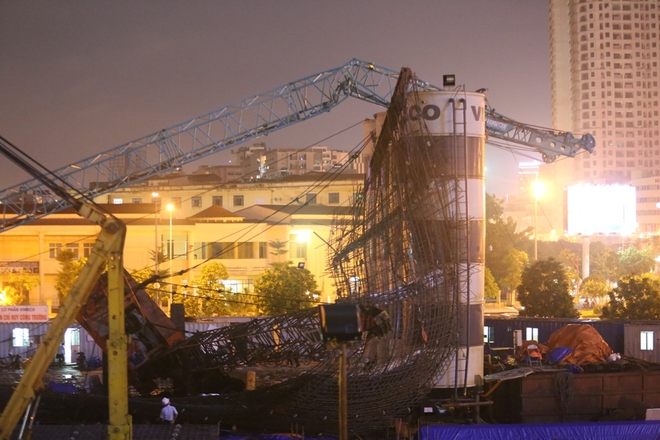 Dàn cẩu công trình đổ sập sau tiếng nổ như bom tại Hà Nội - Ảnh 2.
