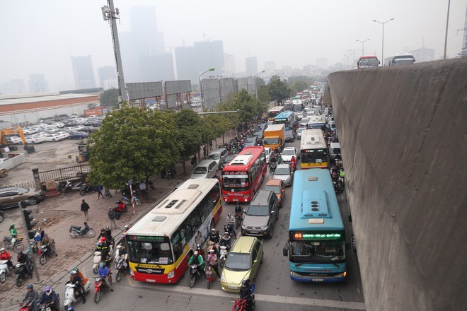 Bến xe thưa thớt, đường phố HN không tắc nghẽn trước dịp nghỉ lễ Tết Dương lịch - Ảnh 5.