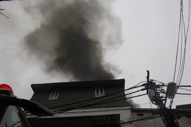 Cháy nhà ở phố cổ Hà Nội, 2 người thương vong - Ảnh 2.