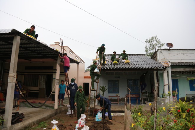 Sóc Trăng thành lập đội xe phòng chống lụt bão di dời hàng trăm hộ dân tránh bão số 16 - Ảnh 2.