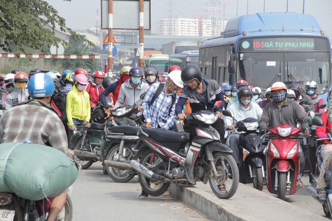 Kẹt xe kinh hoàng từ sáng đến hơn 12h trưa ở xa lộ Hà Nội - Ảnh 2.