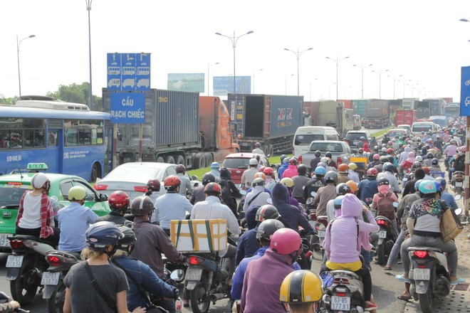 Kẹt xe kinh hoàng từ sáng đến hơn 12h trưa ở xa lộ Hà Nội - Ảnh 8.