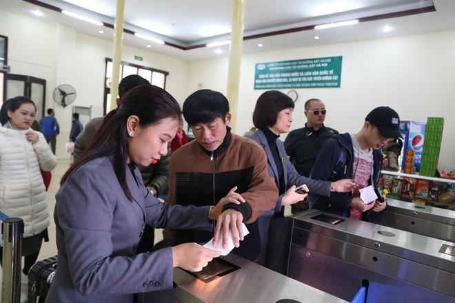 Hành khách bỡ ngỡ khi ga Hà Nội triển khai soát vé tự động - Ảnh 2.