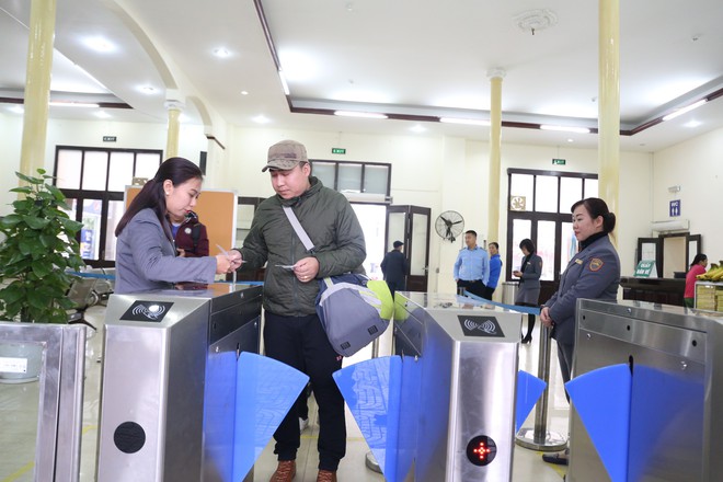 Hành khách bỡ ngỡ khi ga Hà Nội triển khai soát vé tự động - Ảnh 7.