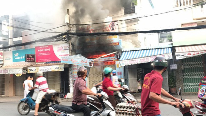 Gặp tài xế lái xe tông sập cửa nhà cháy ở Sài Gòn để cứu người - Ảnh 1.