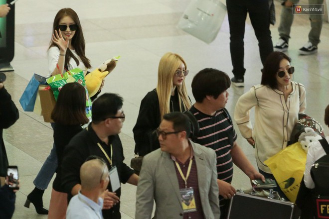 Nhóm nhạc T-ara sexy bậc nhất Hàn Quốc xuất hiện tại sân bay Tân Sơn Nhất - Ảnh 1.