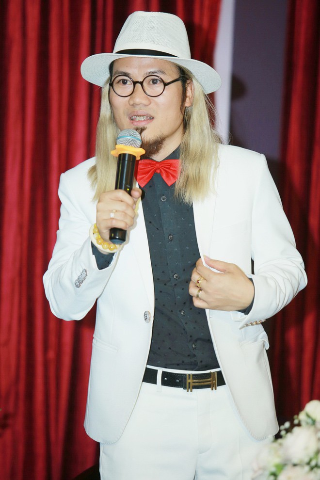 Ca sĩ Ngọc Sơn hủy show diễn châu Âu để tham gia chương trình hài Tết của Vượng Râu - Ảnh 1.