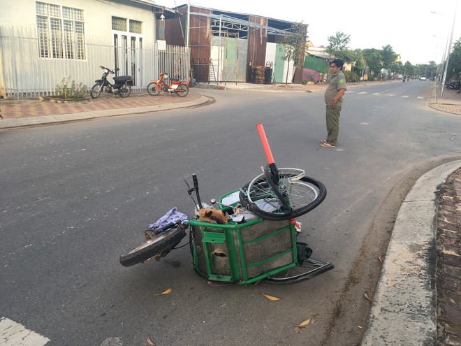 Tài xế ô tô tông chết cụ bà ngồi xe lăn bán vé số - Ảnh 1.