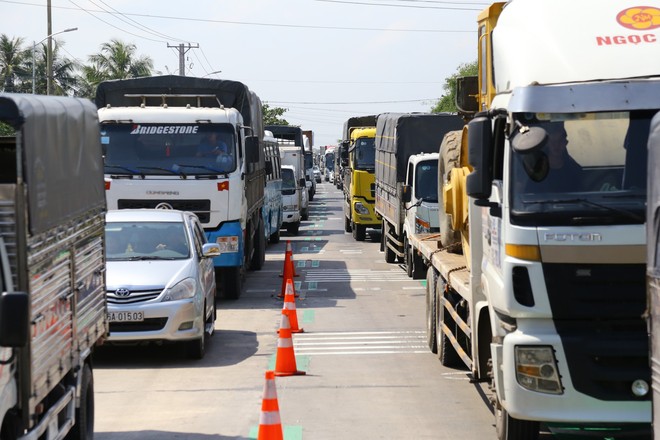 Cẩu xe của tài xế dùng tiền lẻ qua BOT Cai Lậy vì không chịu ra trạm riêng để trả tiền vé - Ảnh 11.