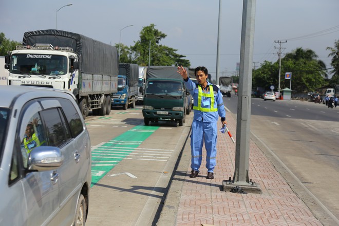 Cẩu xe của tài xế dùng tiền lẻ qua BOT Cai Lậy vì không chịu ra trạm riêng để trả tiền vé - Ảnh 2.