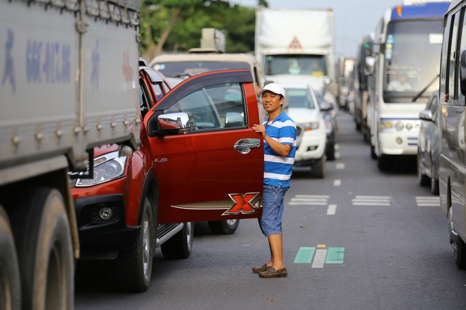 BOT Cai Lậy xả trạm, tài xế vẫn cương quyết không đi khiến giao thông ùn tắc 4km - Ảnh 7.