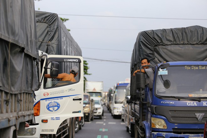 BOT Cai Lậy xả trạm, tài xế vẫn cương quyết không đi khiến giao thông ùn tắc 4km - Ảnh 6.