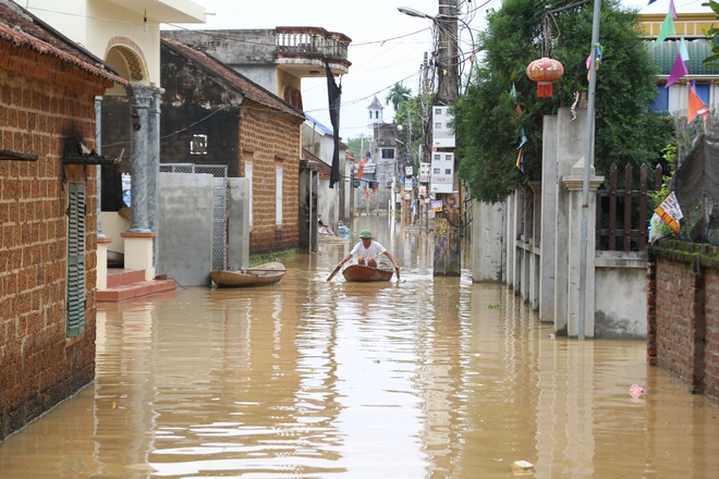 Chùm ảnh: Cuộc sống trên giường, dưới nước của dân vùng lũ ở Hà Nội - Ảnh 1.