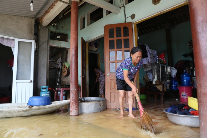 Chùm ảnh: Cuộc sống trên giường, dưới nước của dân vùng lũ ở Hà Nội - Ảnh 2.