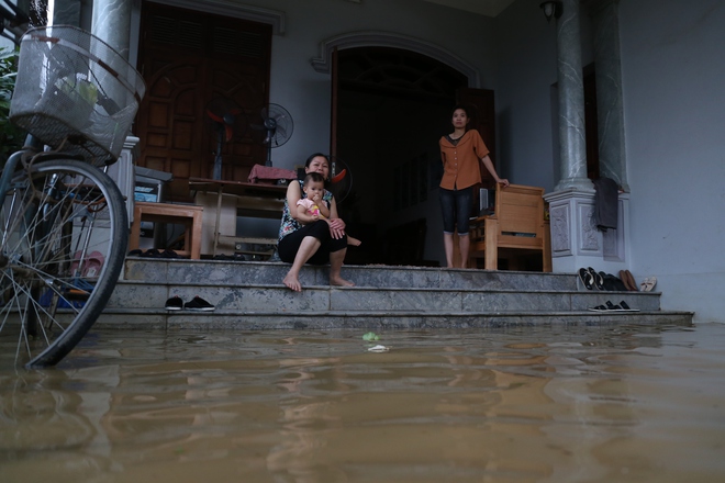 Chùm ảnh: Cuộc sống trên giường, dưới nước của dân vùng lũ ở Hà Nội - Ảnh 4.