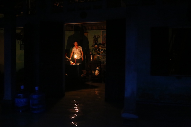 Chùm ảnh: Cuộc sống trên giường, dưới nước của dân vùng lũ ở Hà Nội - Ảnh 6.