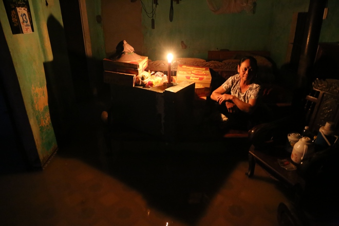 Chùm ảnh: Cuộc sống trên giường, dưới nước của dân vùng lũ ở Hà Nội - Ảnh 7.