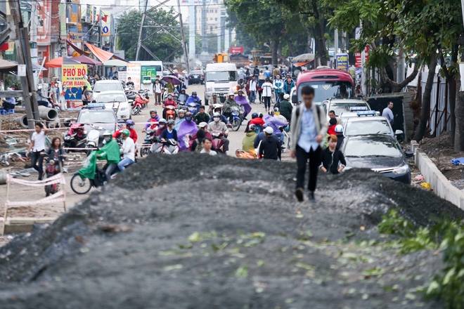 Núi cát, sỏi ngăn dòng phương tiện vượt đại công trường ở Hà Nội - Ảnh 4.