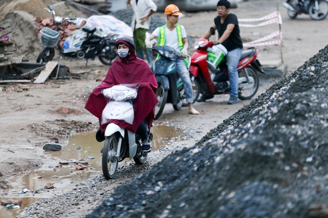 Núi cát, sỏi ngăn dòng phương tiện vượt đại công trường ở Hà Nội - Ảnh 5.