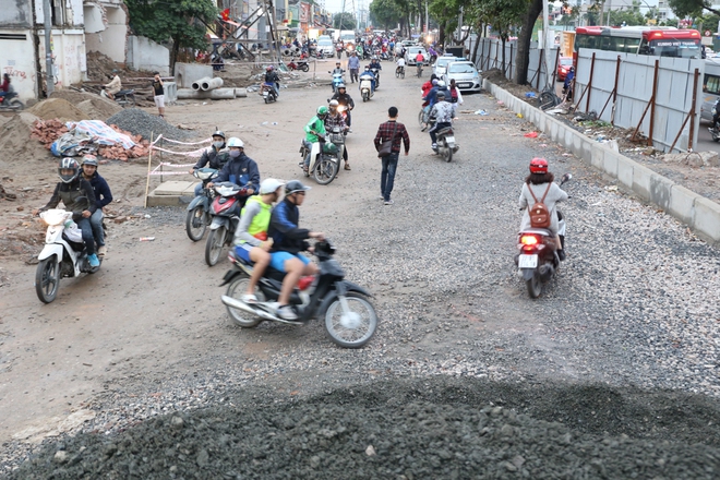 Núi cát, sỏi ngăn dòng phương tiện vượt đại công trường ở Hà Nội - Ảnh 2.