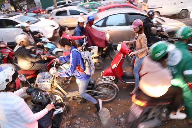 Núi cát, sỏi ngăn dòng phương tiện vượt đại công trường ở Hà Nội - Ảnh 8.