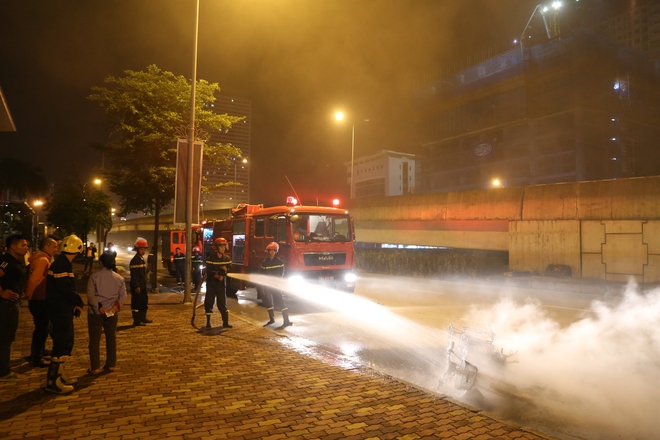Xe máy vô chủ cháy ngùn ngụt giữa đường ở Hà Nội trong đêm - Ảnh 2.