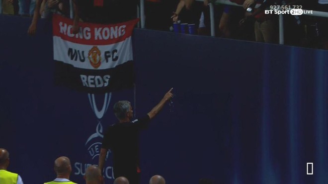Mourinho trần tình vụ cho fan nhí Man United chiếc HCB - Ảnh 1.