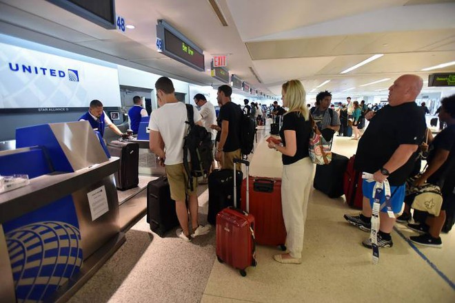 Vụ United Airlines đuổi khách: Độc chiêu của các hãng bay khiến hành khách  bất lực - Ảnh 3.