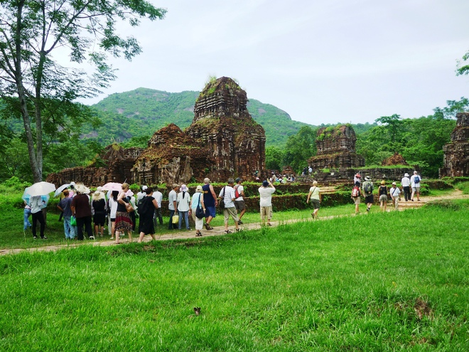 Hành động kỳ lạ của du khách người Hoa khi tham quan thánh địa Mỹ Sơn - Ảnh 2.