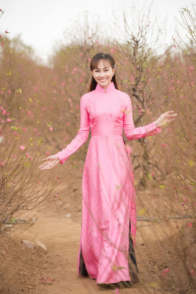 Á hậu Kim Duyên điệu đà đi phố hoa dịp cận Tết - Ảnh 7.
